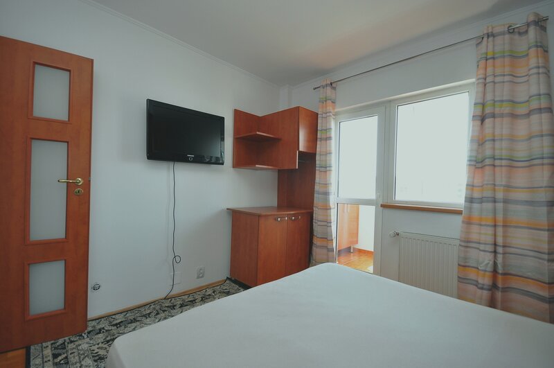 Drumul Taberei 1 minut metrou Favorit apartament 3 camere 2 bai decomandat